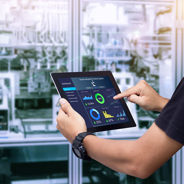 Instalación empresarial con sistemas eficientes y tecnología enfocada en la reducción del consumo energético.