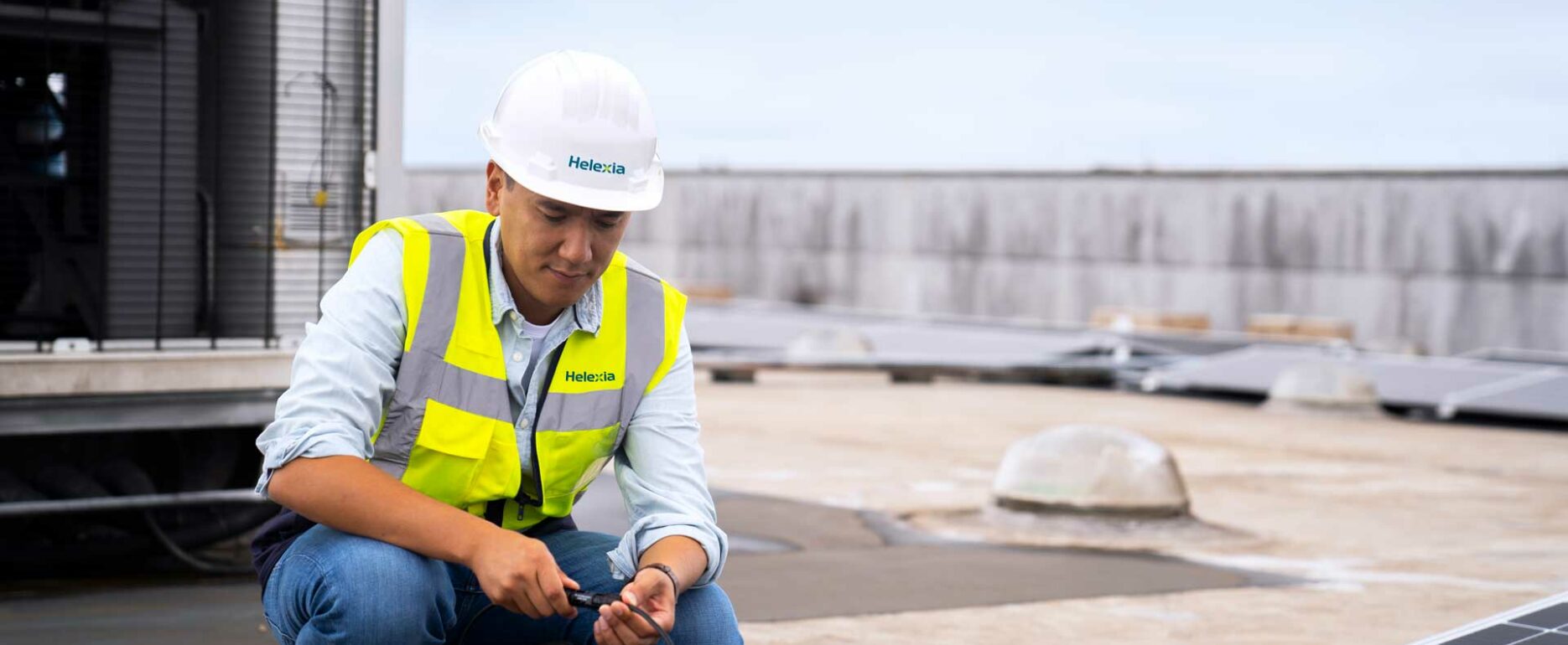 Trabajador en cubierta con equipo de seguridad cumpliendo estándares de calidad y prevención en Helexia España