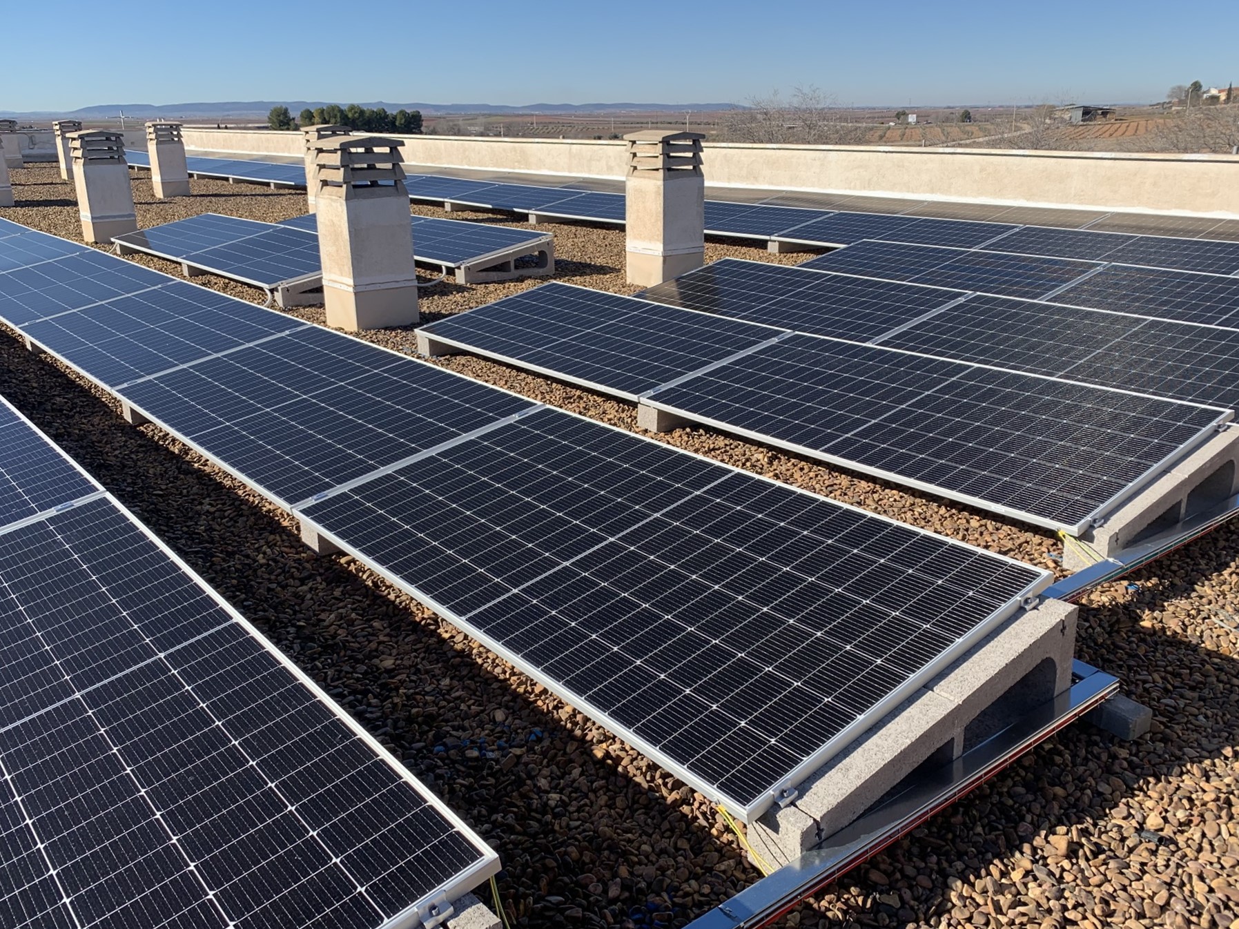Paneles solares instalados por Helexia como ejemplo de proyectos de eficiencia energética