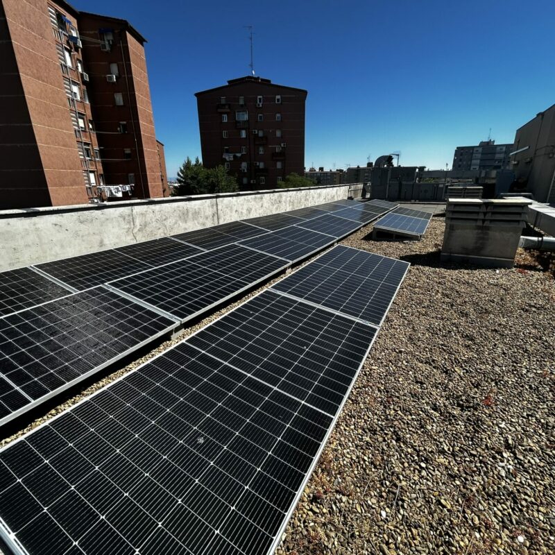 Instalación solar fotovoltaica en Amavir Ciudad Lineal generando energía limpia