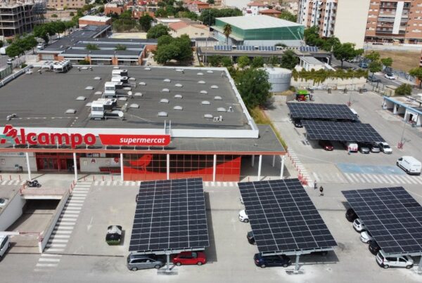 Marquesina solar instalada por Helexia en el aparcamiento de Alcampo Reus