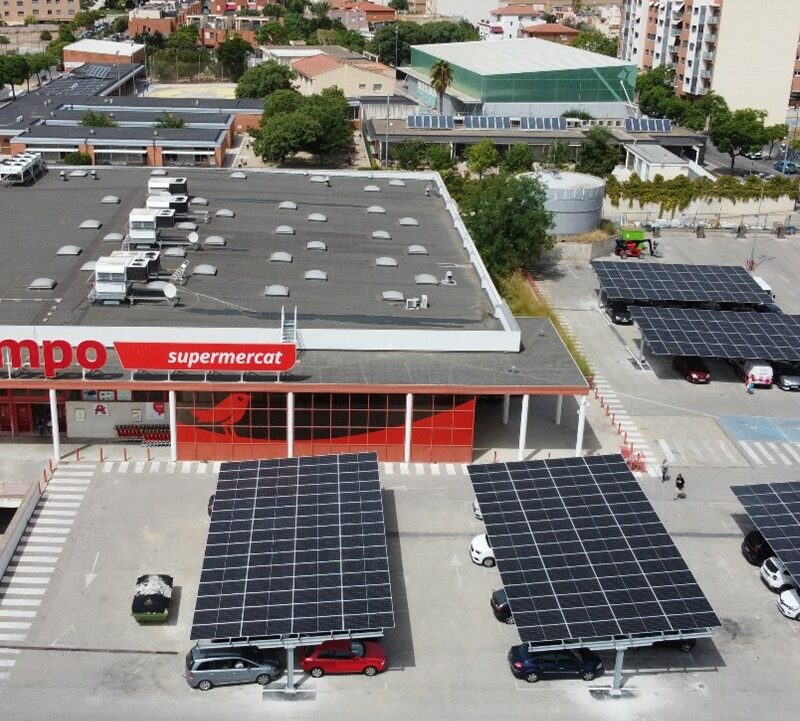 Marquesina solar instalada por Helexia en el aparcamiento de Alcampo Reus