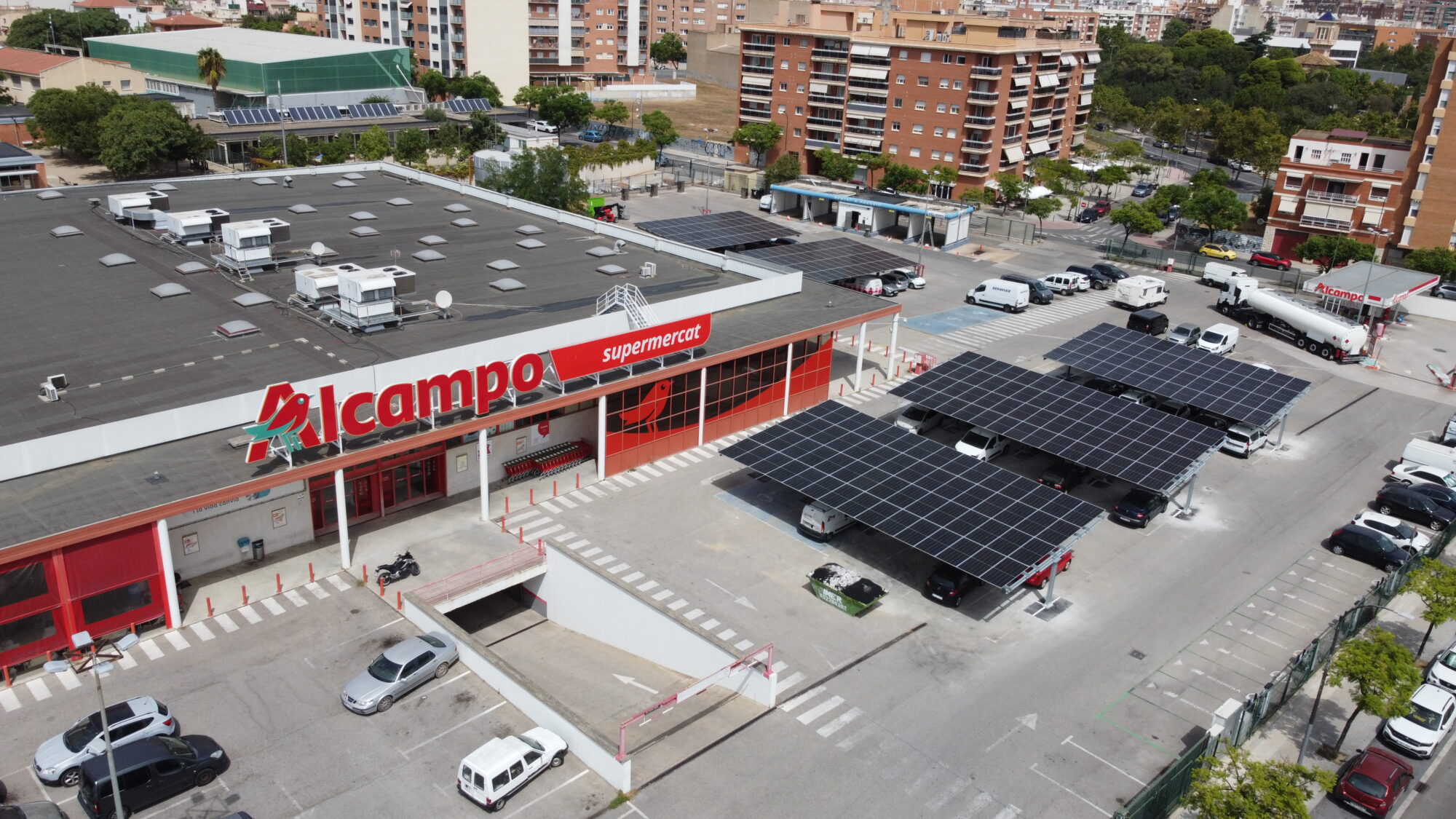 Instalación fotovoltaica de Helexia sobre las marquesinas del parking de Alcampo Reus