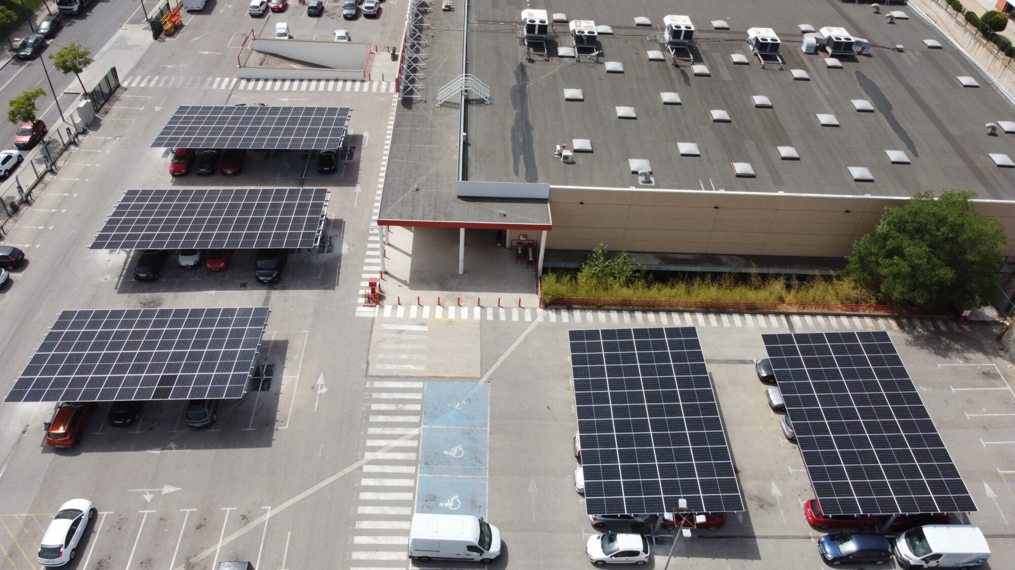 Instalación fotovoltaica de Helexia sobre las marquesinas del parking de Alcampo Reus