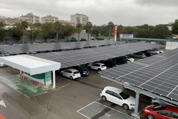 Marquesina fotovoltaica instalada en el aparcamiento de Alcampo Vilanova i la Geltrú