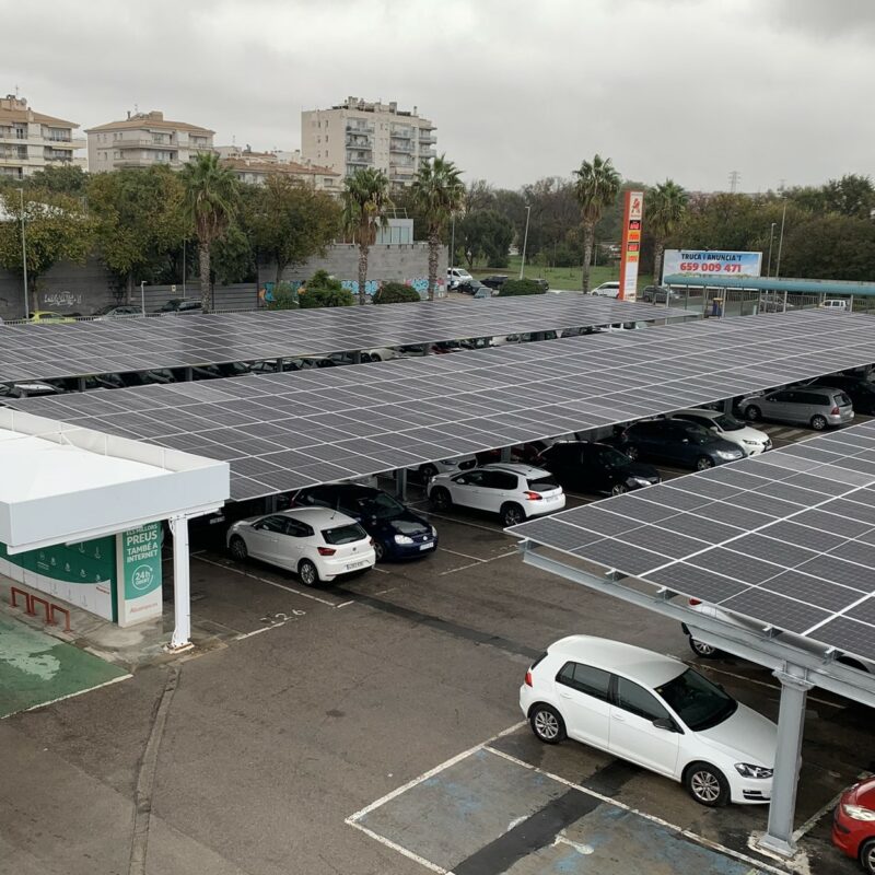 Marquesina fotovoltaica instalada en el aparcamiento de Alcampo Vilanova i la Geltrú