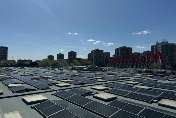 Paneles solares instalados en la cubierta de Alcampo Moratalaz para autoconsumo energético
