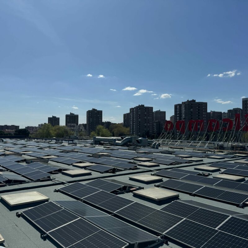 Paneles solares instalados en la cubierta de Alcampo Moratalaz para autoconsumo energético