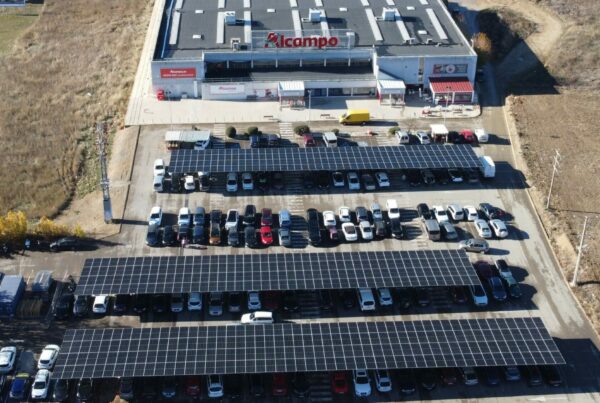 Instalación fotovoltaica de autoconsumo de Helexia sobre las marquesinas del hipermercado Alcampo Huesca.