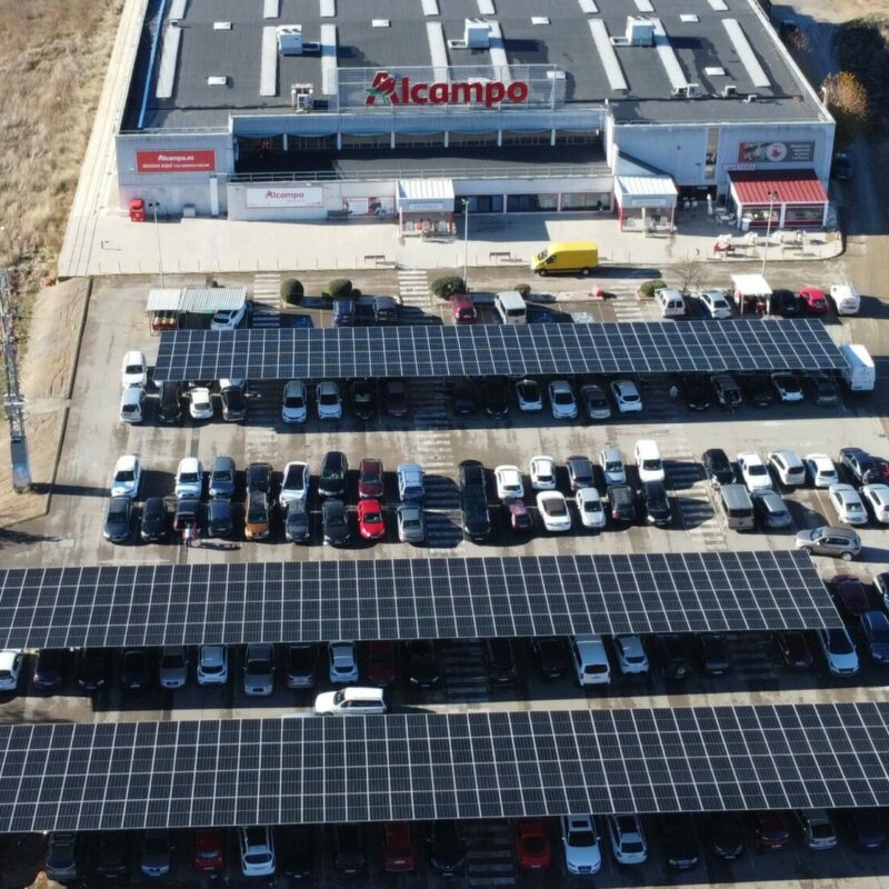 Instalación fotovoltaica de autoconsumo de Helexia sobre las marquesinas del hipermercado Alcampo Huesca.