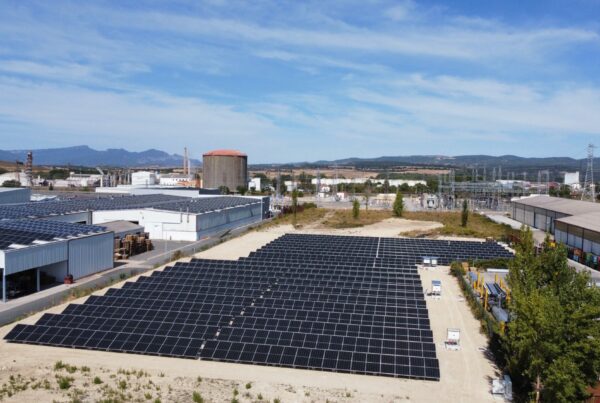 Planta fotovoltaica en suelo junto a las naves de producción de Hydro Miranda