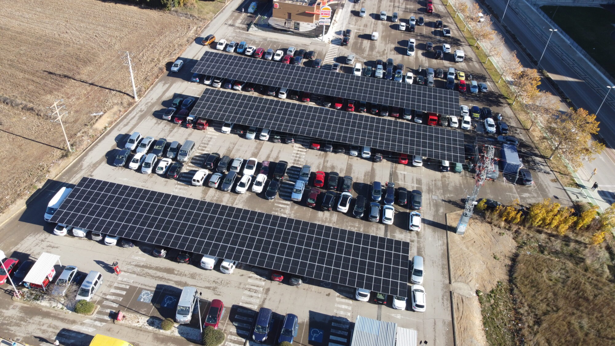 Instalación de marquesinas fotovoltaicas de Helexia en el parking de Alcampo Huesca