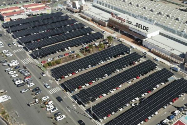 Vista aérea de las marquesinas fotovoltaicas de Helexia en el aparcamiento de Alcampo Telde, Gran Canaria.