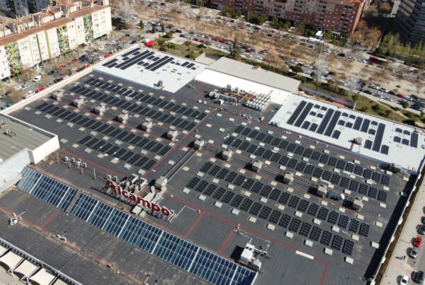 Instalación solar fotovoltaica de Alcampo Granada con paneles generando energía limpia