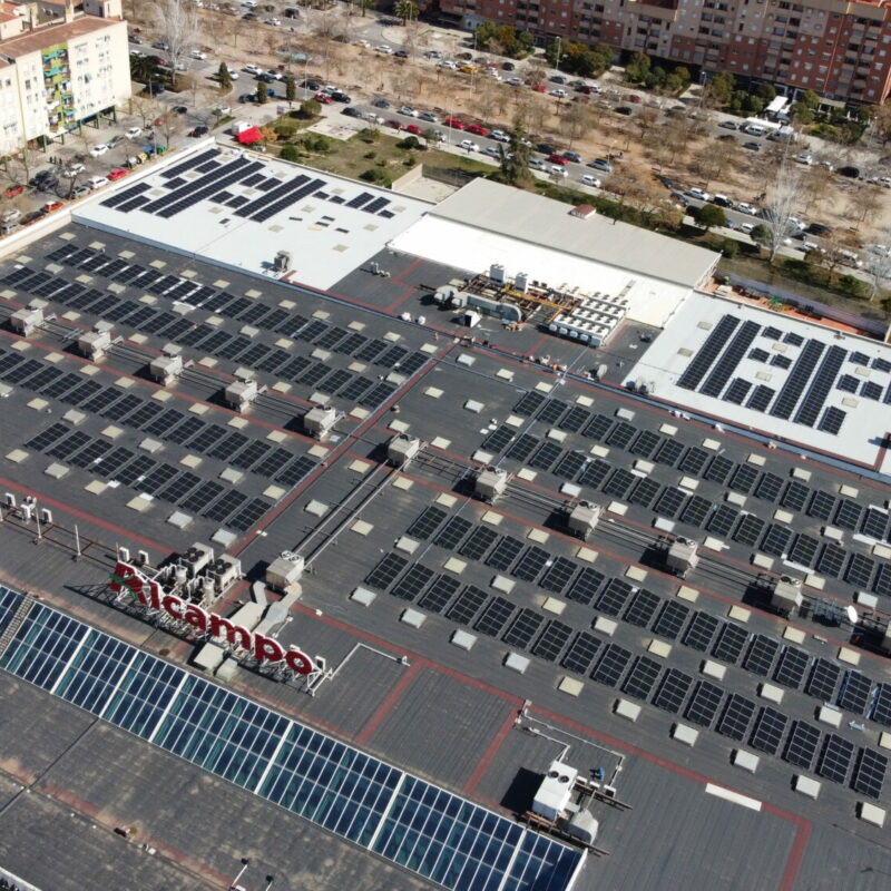 Instalación solar fotovoltaica de Alcampo Granada con paneles generando energía limpia