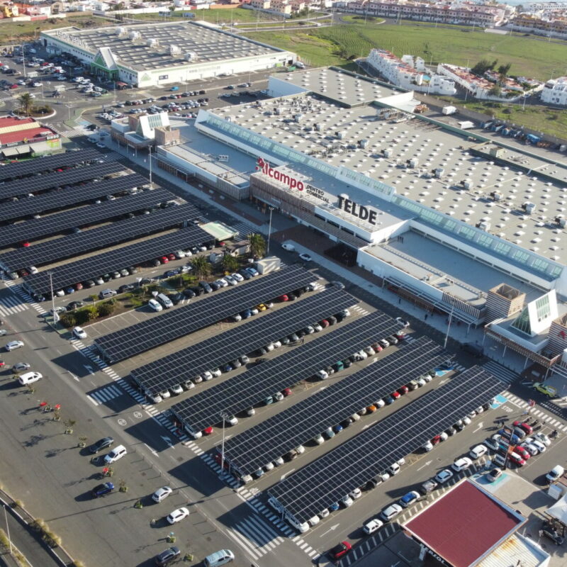 Paneles solares en cubierta y marquesinas de Alcampo Telde Gran Canaria por Helexia.