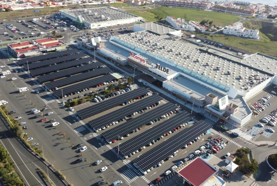Paneles solares en cubierta y marquesinas de Alcampo Telde Gran Canaria por Helexia.