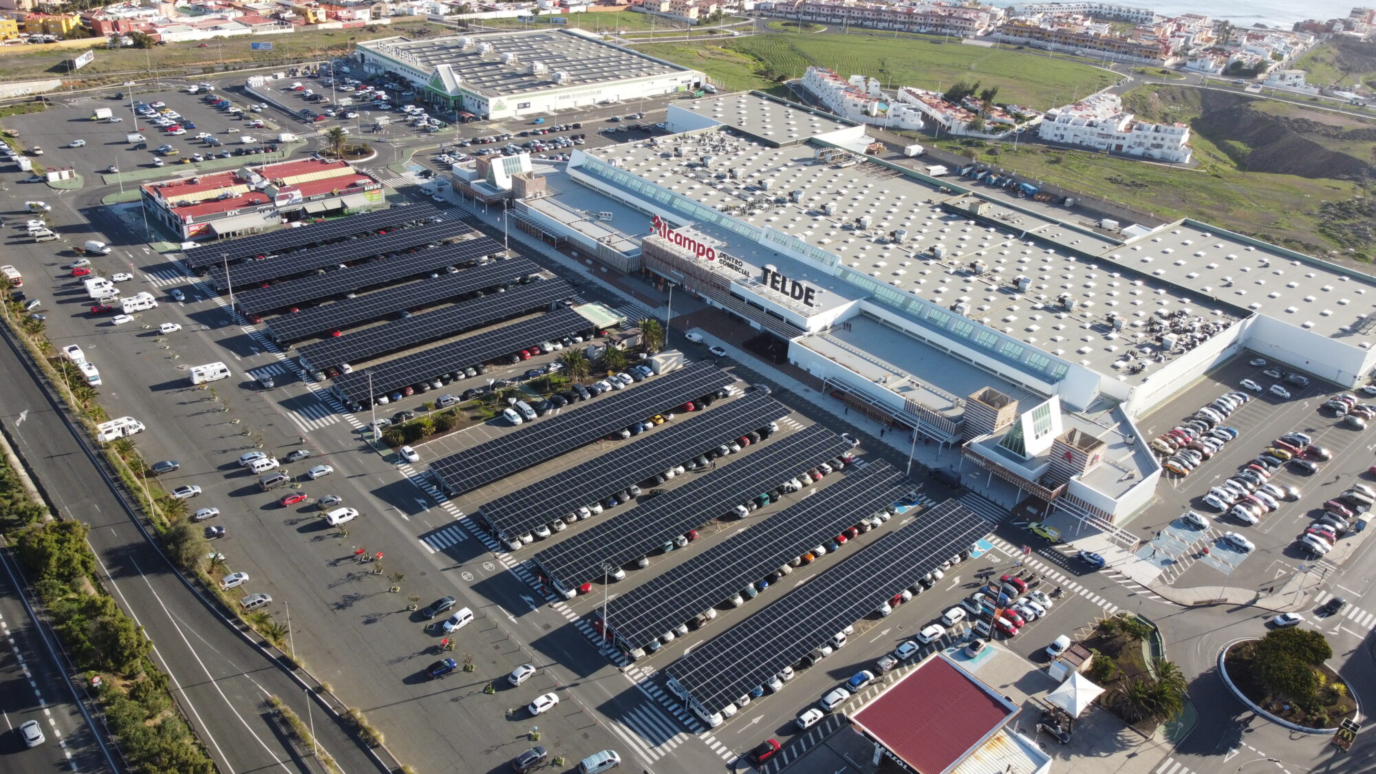 Paneles solares en cubierta y marquesinas de Alcampo Telde Gran Canaria por Helexia.