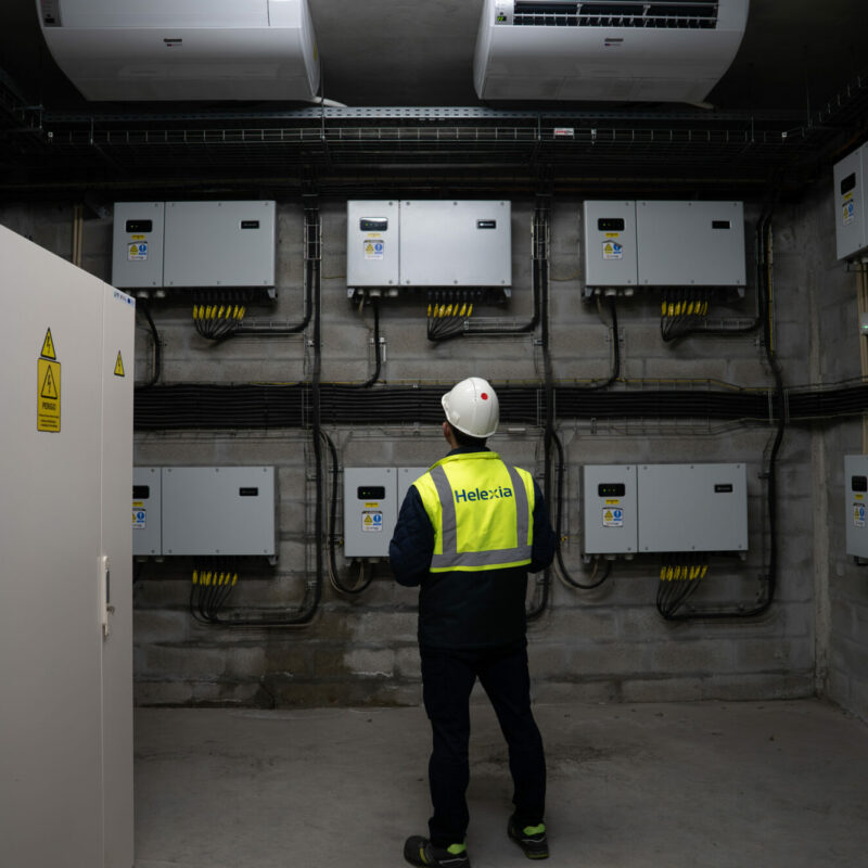 Ingeniero de Helexia España analizando la fiabilidad de sistemas para maximizar el valor de los activos a lo largo de su ciclo de vida, es Eficiencia energética