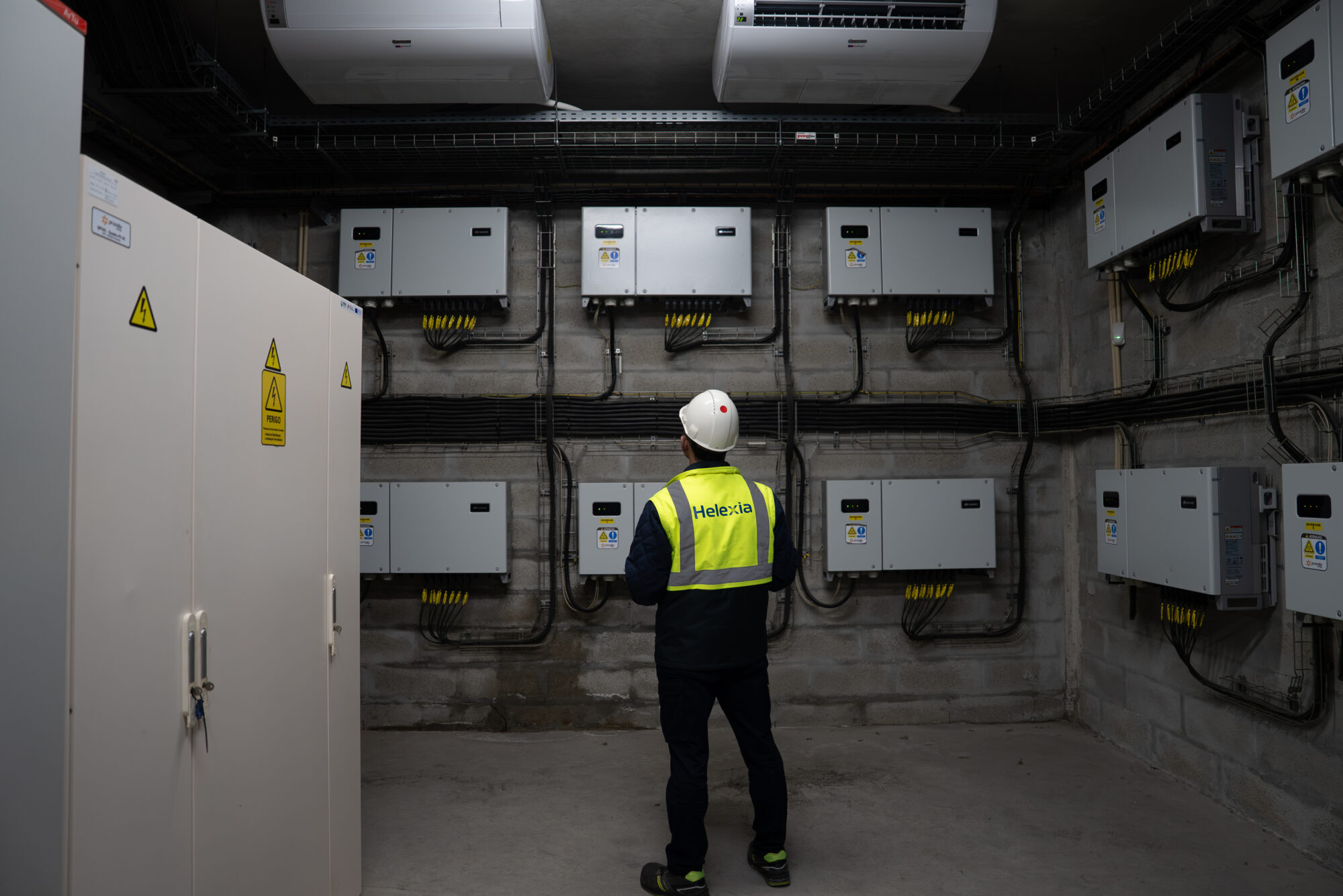 Ingeniero de Helexia España analizando la fiabilidad de sistemas para maximizar el valor de los activos a lo largo de su ciclo de vida, es Eficiencia energética