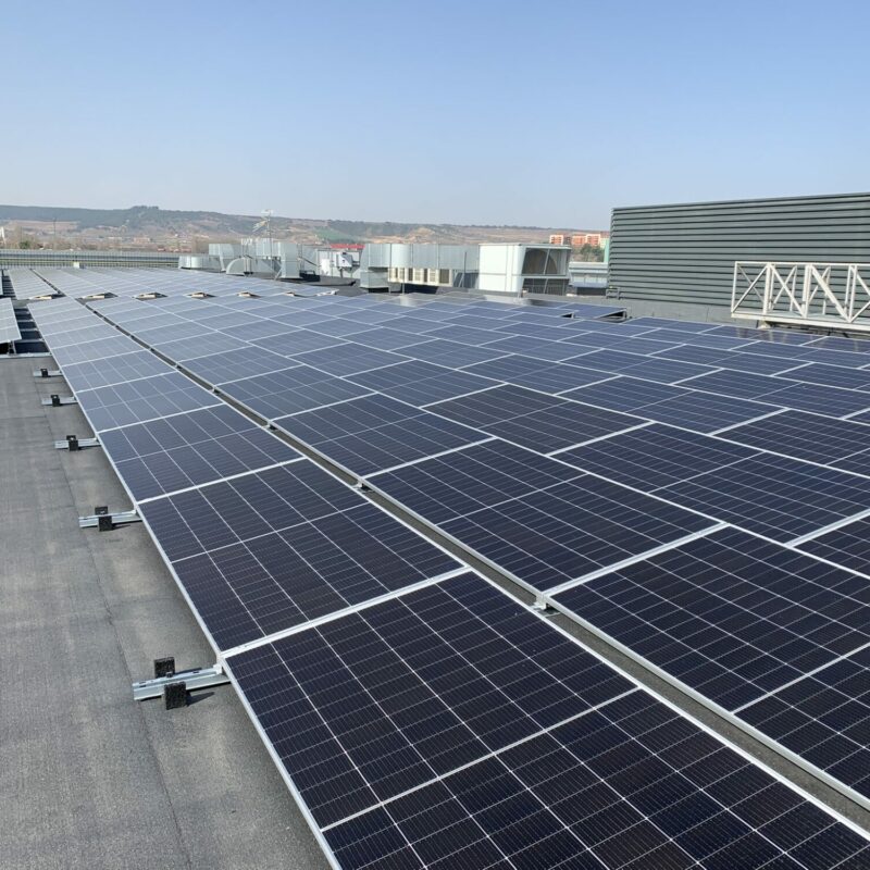 paneles-solares-cubierta-CC-Parque-Rioja-Xperience-Logroño-Helexia