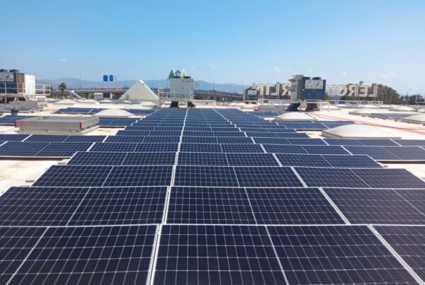 Instalación de paneles solares en la cubierta de una tienda Leroy Merlin en Malaga