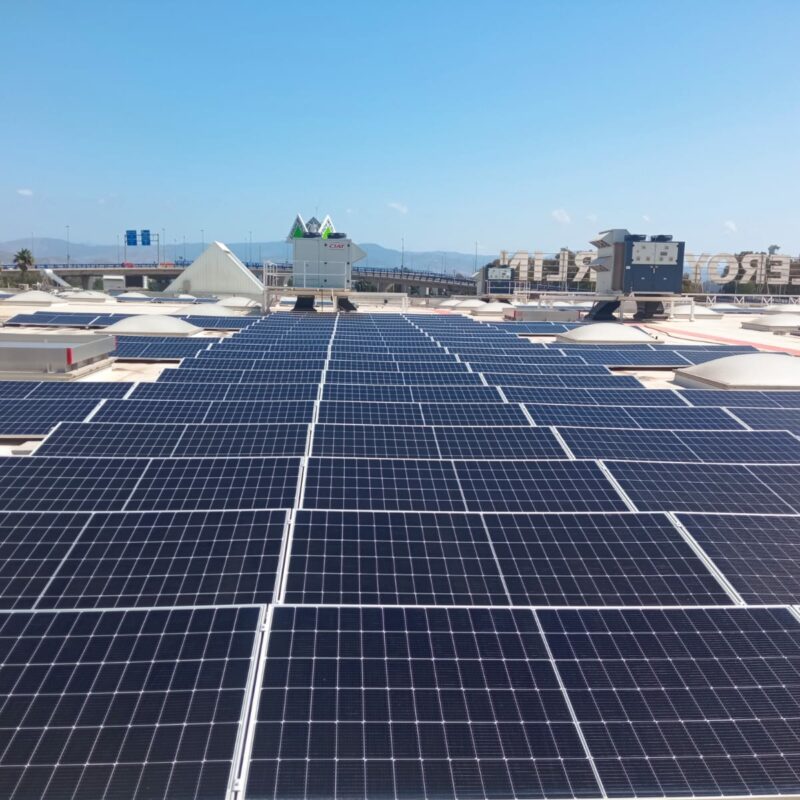 Instalación de paneles solares en la cubierta de una tienda Leroy Merlin en Malaga