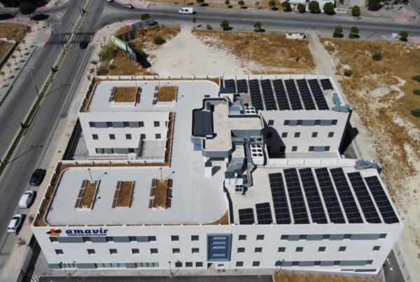 instalacion-paneles-solares-cubierta-residencia-Amavir-Jaen-Helexia