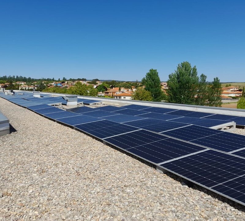 instalacion-paneles-solares-cubierta-Amavir-El-Pinar-Helexia