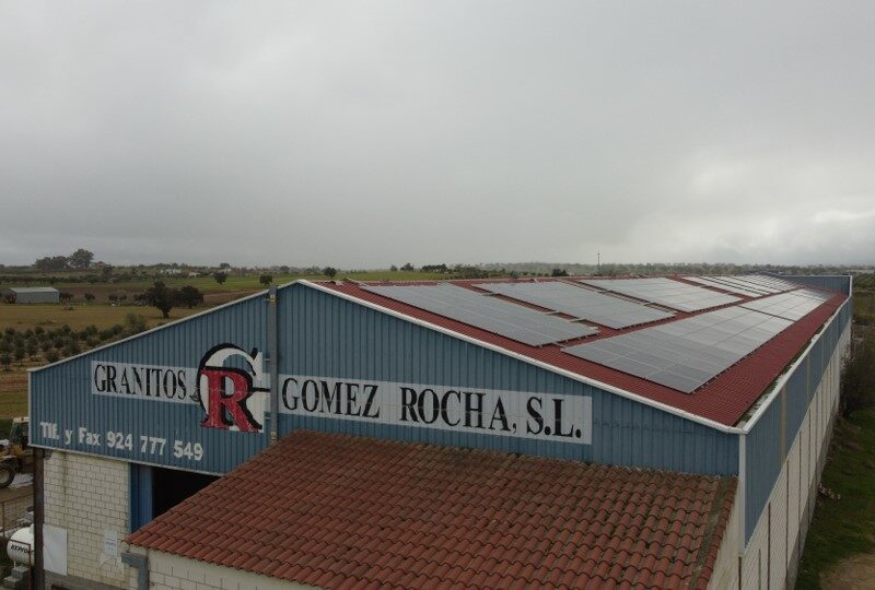 paneles-solares-cubierta-industrial-Granitos-Gomez-Rocha-Badajoz-Helexia