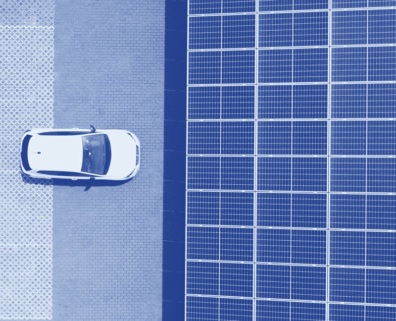 Marquesinas solares en aparcamiento generando energía renovable y proporcionando sombra a vehículos