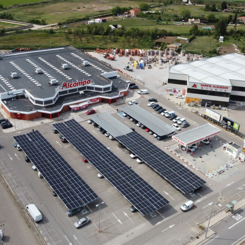 Alcampo Alcañiz y Helexia ponen en marcha una nueva instalación sobre cubierta en su tienda en la localidad turolense