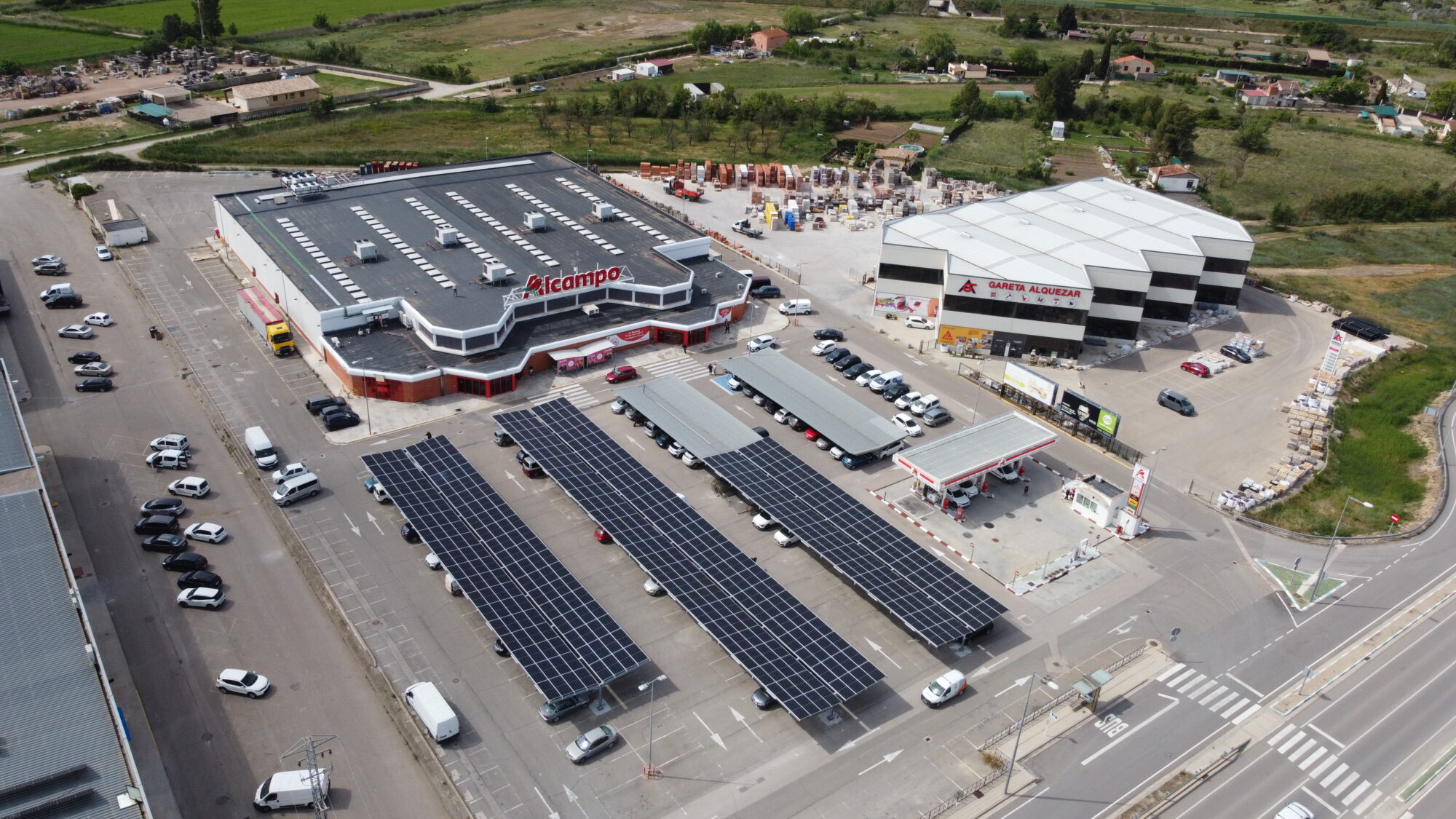 Alcampo Alcañiz y Helexia ponen en marcha una nueva instalación sobre cubierta en su tienda en la localidad turolense