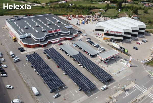 Alcampo Alcañiz y Helexia ponen en marcha una nueva instalación sobre cubierta en su tienda en la localidad turolense