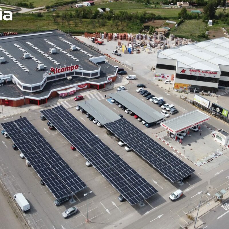 Alcampo Alcañiz y Helexia ponen en marcha una nueva instalación sobre cubierta en su tienda en la localidad turolense