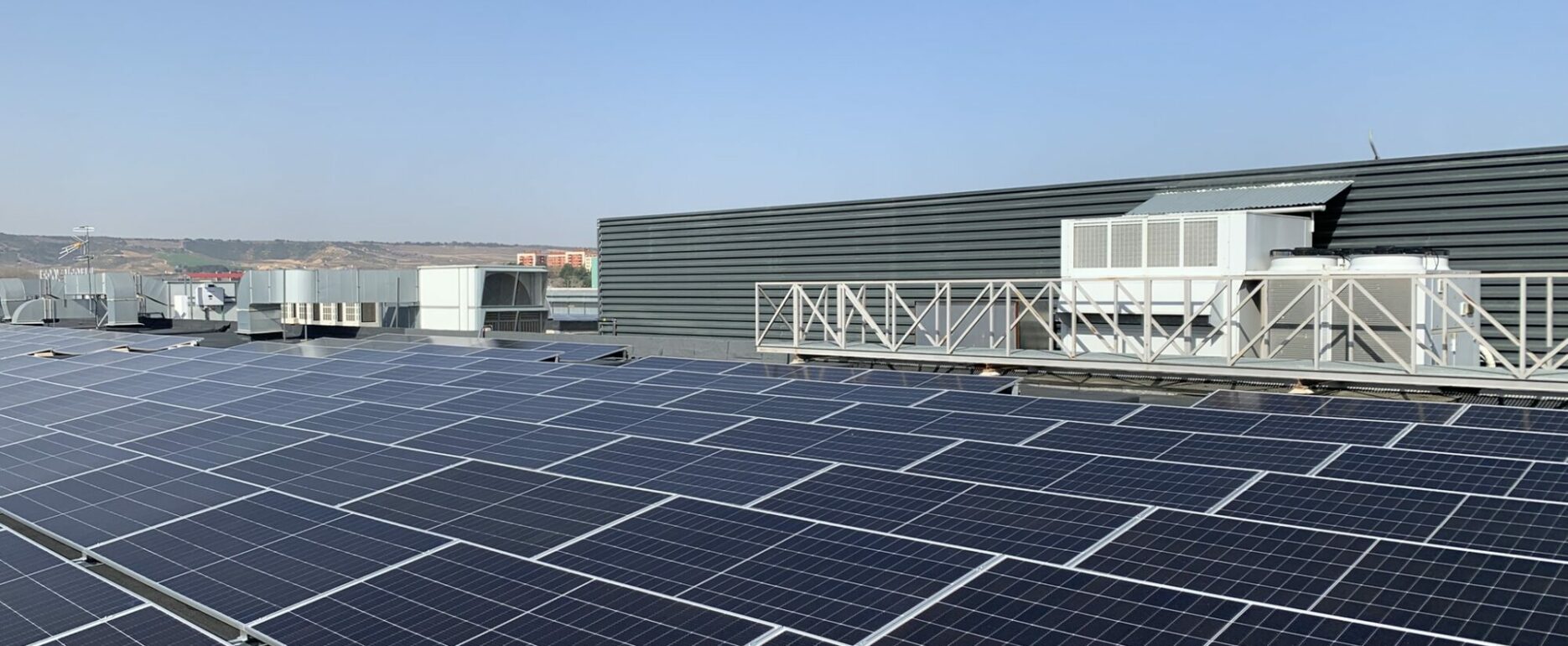 Planta solar fotovoltaica de Helexia con 181 paneles solares instalada en la cubierta del centro comercial Xperience Parque Rioja en Logroño.