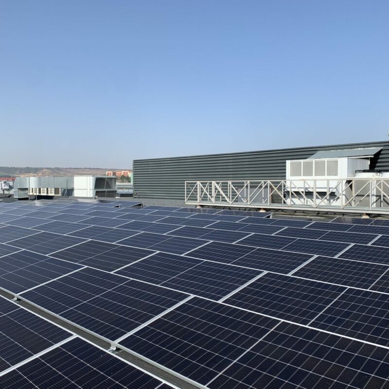 Planta solar fotovoltaica de Helexia con 181 paneles solares instalada en la cubierta del centro comercial Xperience Parque Rioja en Logroño.