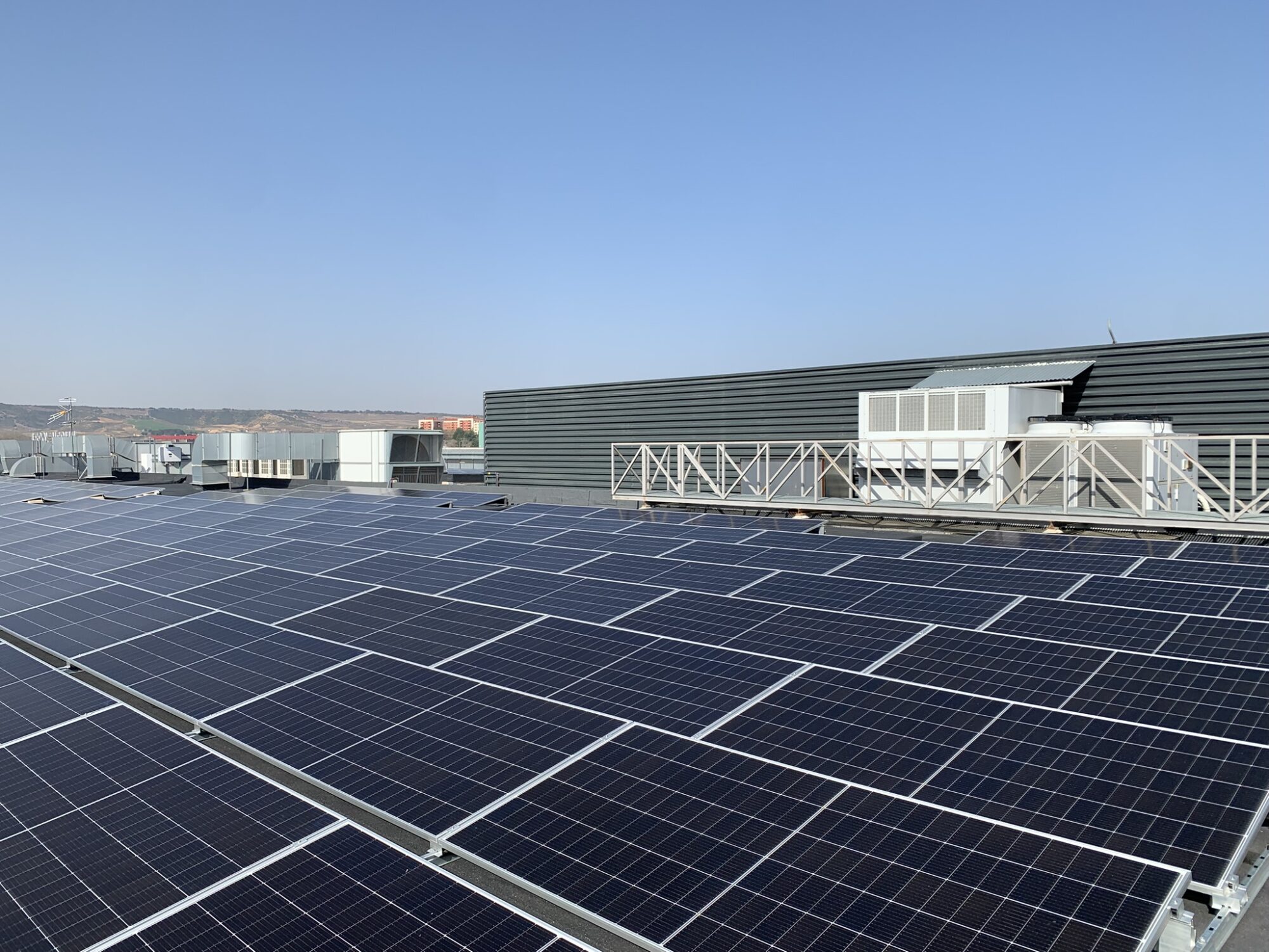 Planta solar fotovoltaica de Helexia con 181 paneles solares instalada en la cubierta del centro comercial Xperience Parque Rioja en Logroño.