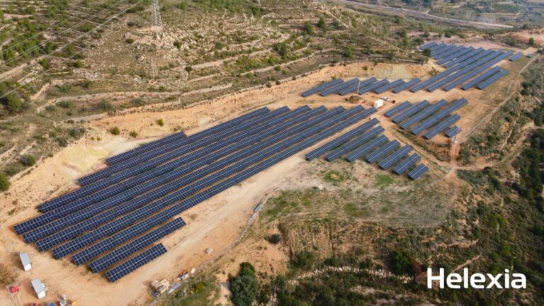 Vista aérea de la planta de autoconsumo fotovoltaico industrial de Helexia para Grupo Baux en Segorbe, Castellón.