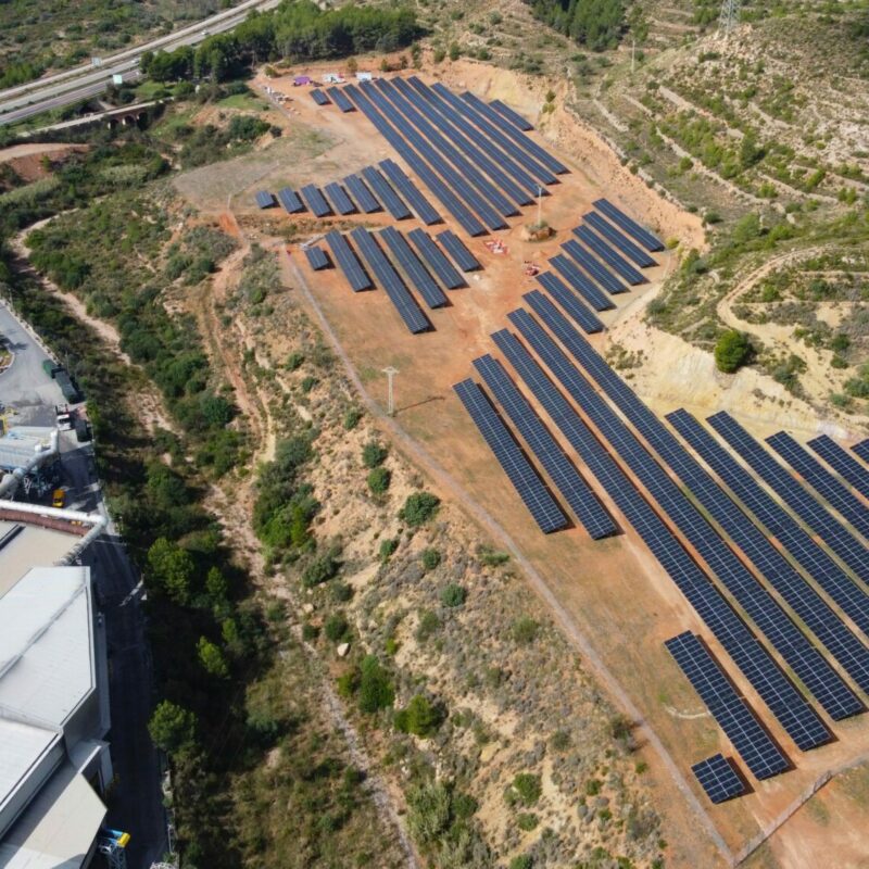 Vista aérea de la planta de autoconsumo fotovoltaico industrial de Helexia para Grupo Baux en Segorbe, Castellón.