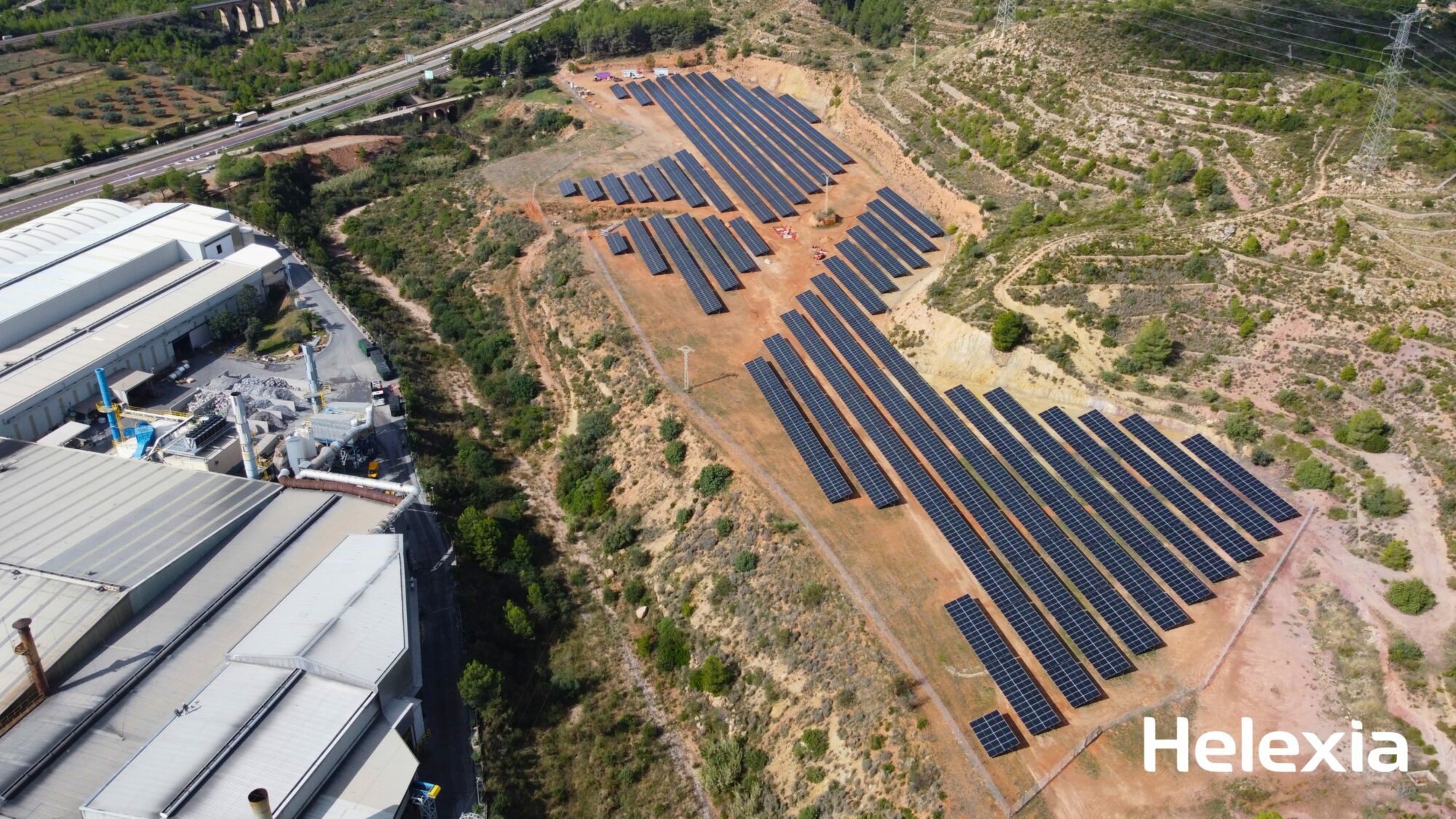 Vista aérea de la planta de autoconsumo fotovoltaico industrial de Helexia para Grupo Baux en Segorbe, Castellón.