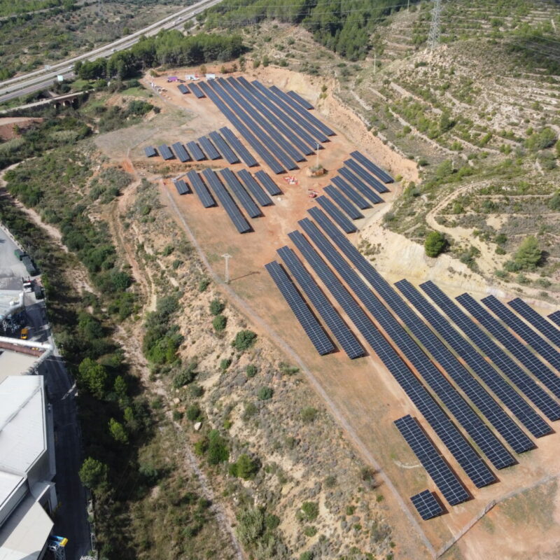 Vista aérea de la planta de autoconsumo fotovoltaico industrial de Helexia para Grupo Baux en Segorbe, Castellón.
