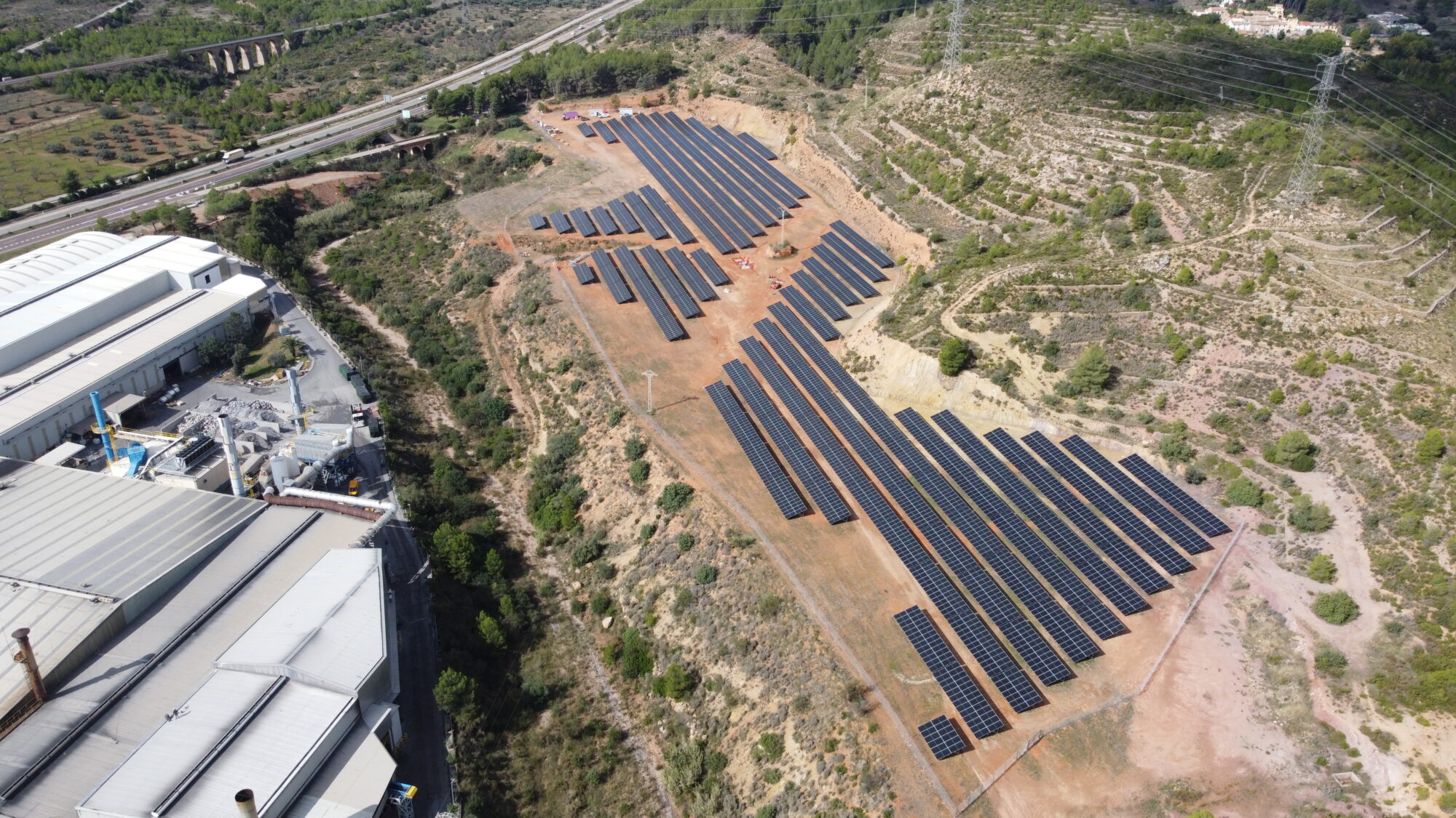 Vista aérea de la planta de autoconsumo fotovoltaico industrial de Helexia para Grupo Baux en Segorbe, Castellón.