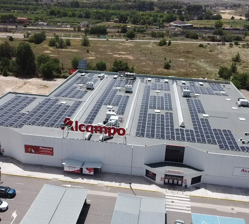 Planta de autoconsumo fotovoltaico de Helexia en la cubierta del hipermercado Alcampo Calatayud en Zaragoza con el logotipo principal visible.