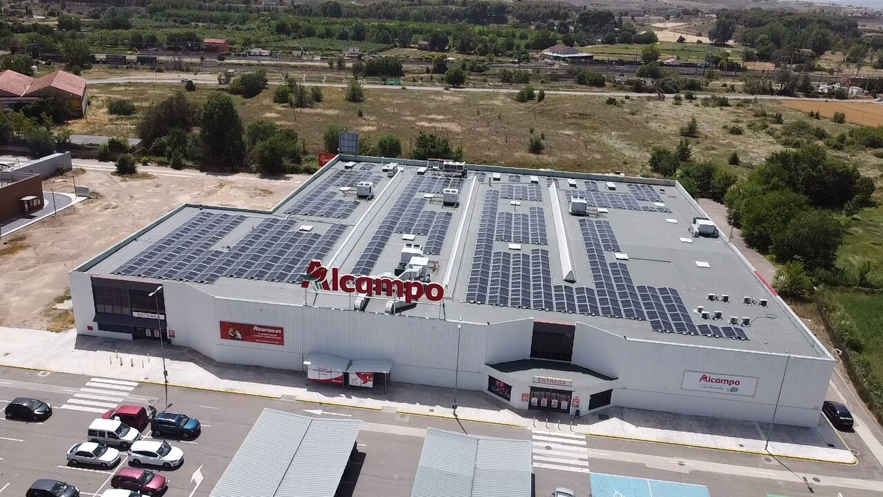 Planta de autoconsumo fotovoltaico de Helexia en la cubierta del hipermercado Alcampo Calatayud en Zaragoza con el logotipo principal visible.