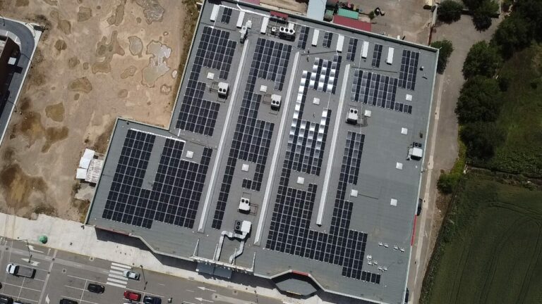 Planta de autoconsumo fotovoltaico de Helexia en la cubierta del hipermercado Alcampo Calatayud en Zaragoza con el logotipo principal visible.