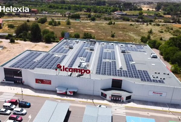 Planta de autoconsumo fotovoltaico de Helexia en la cubierta del hipermercado Alcampo Calatayud en Zaragoza con el logotipo principal visible.
