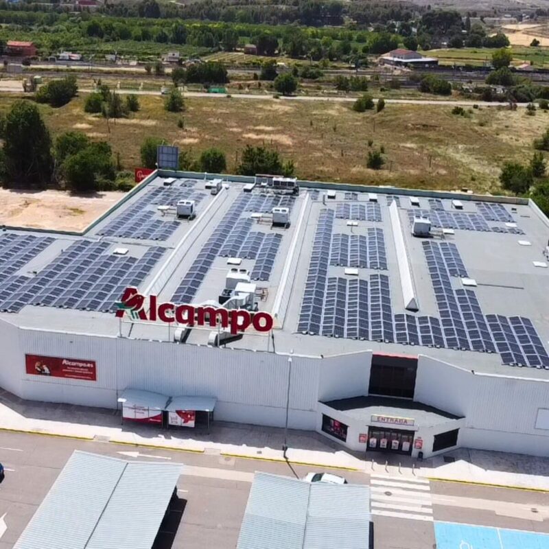 Planta de autoconsumo fotovoltaico de Helexia en la cubierta del hipermercado Alcampo Calatayud en Zaragoza con el logotipo principal visible.
