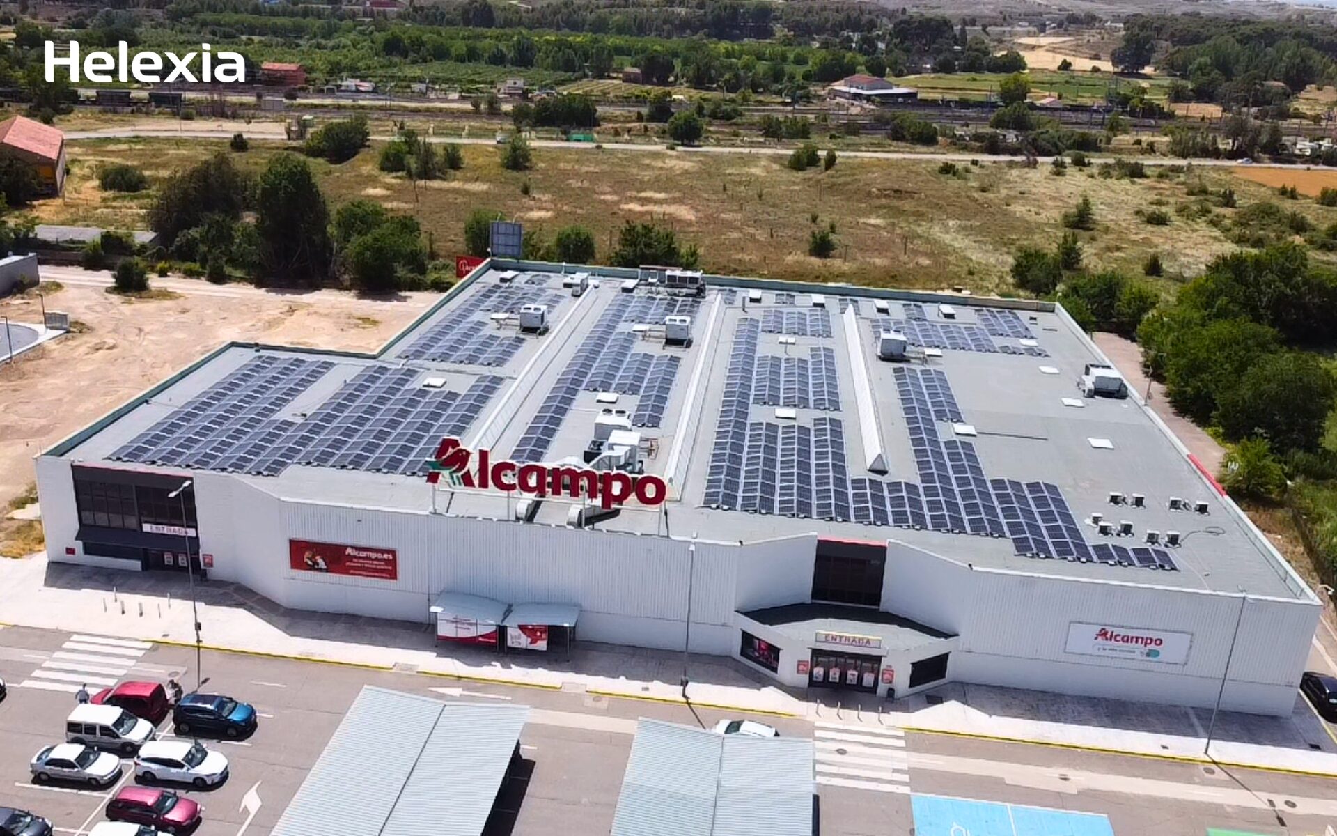 Planta de autoconsumo fotovoltaico de Helexia en la cubierta del hipermercado Alcampo Calatayud en Zaragoza con el logotipo principal visible.
