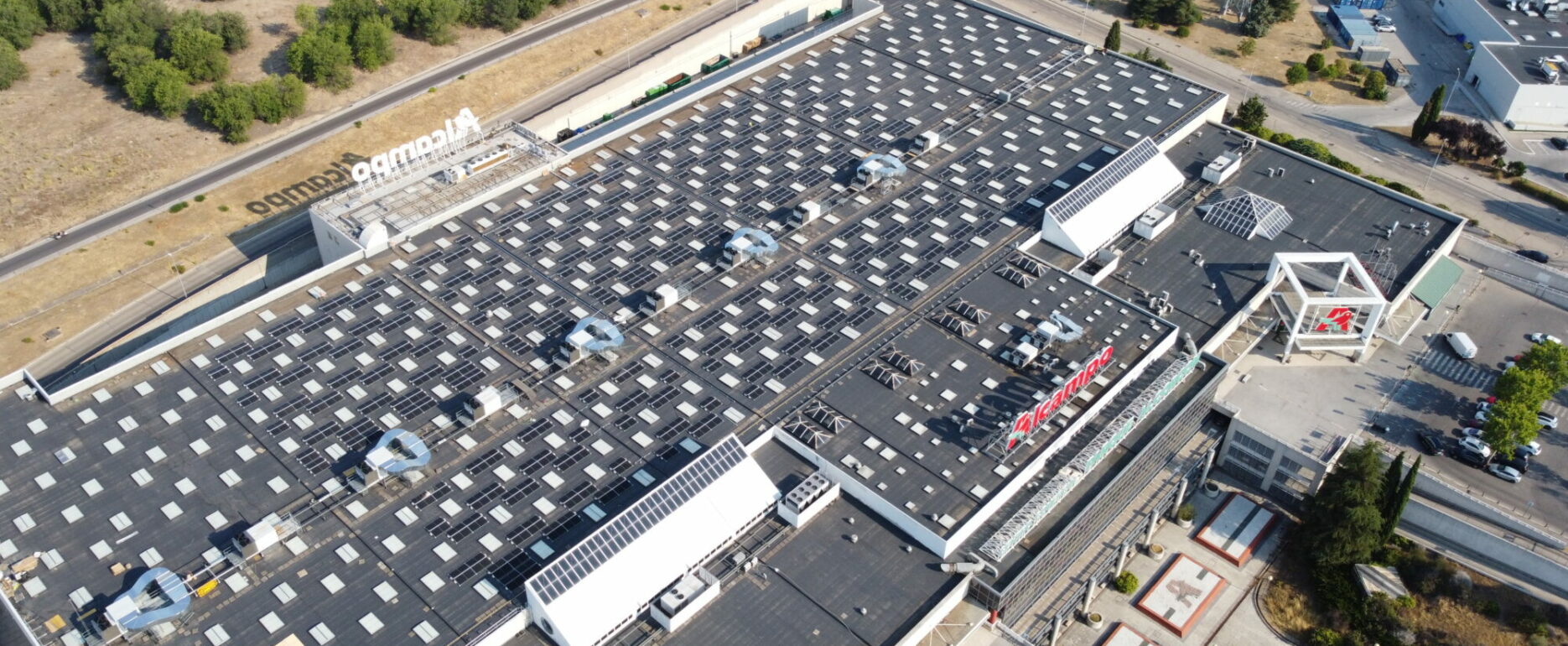 Paneles solares fotovoltaicos instalados por Helexia en la cubierta del centro Alcampo Alcorcón en Madrid.